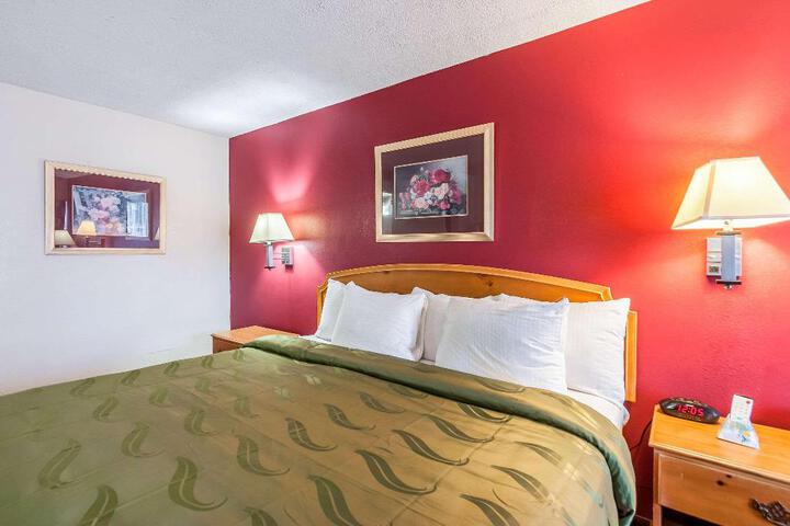 1 King Bed (16 of 18)