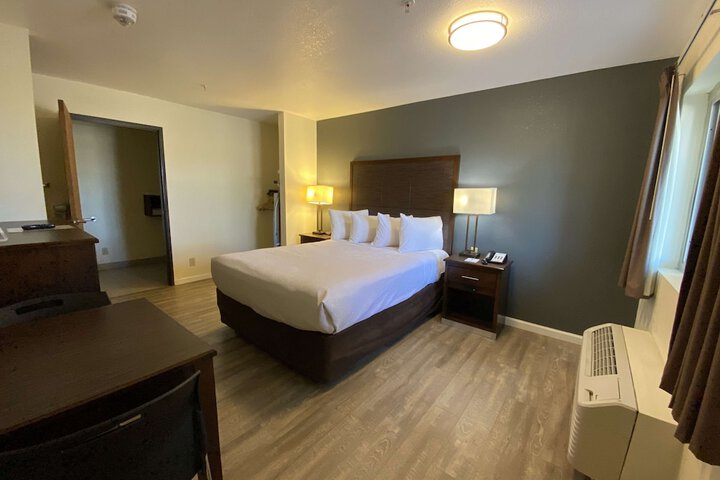 1 King Accessible Comm Assist Bathtub Table Chairs Microwave, Refrigerator, Continental Breakfast (16 of 21)