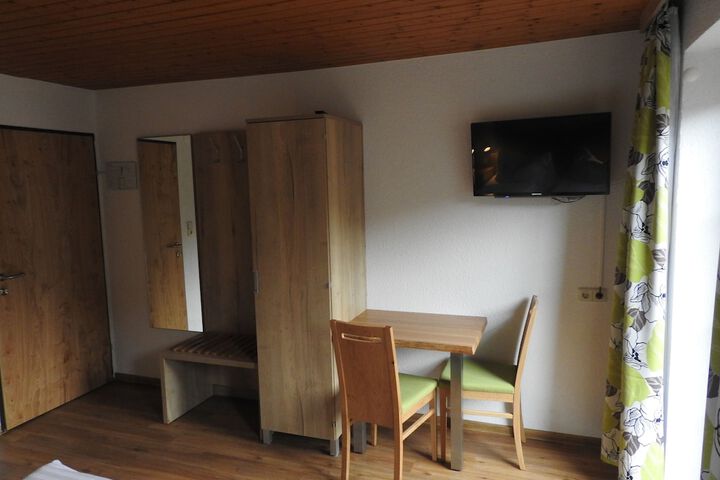 Room 15 of 33