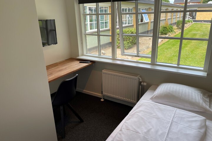 Room 6 of 42