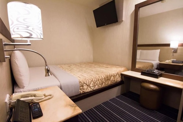 Room 27 of 33
