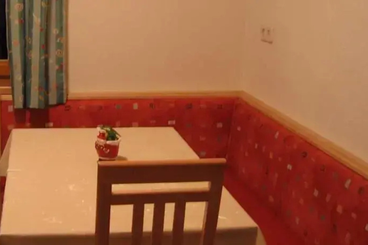 Room 8 of 10