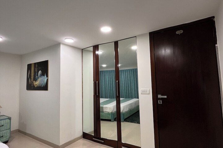 Room 6 of 17