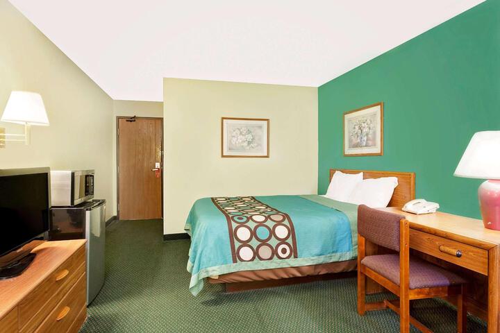 2 Queen Beds (6 of 17)