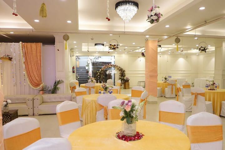 Ballroom/Hall 27 of 38