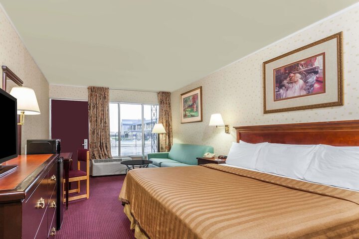 1 King Bed (4 of 6)