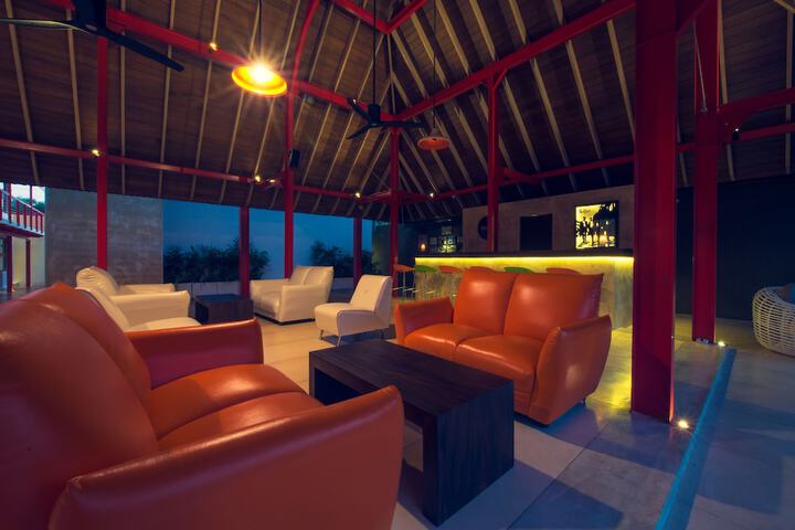 Lounge 45 of 56