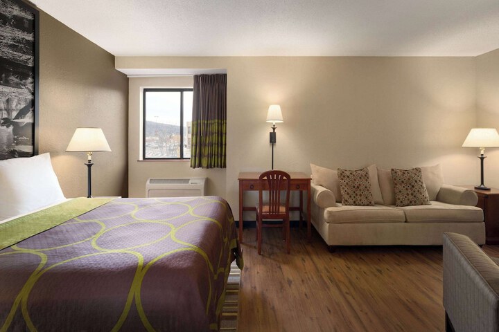 1 Queen Bed (7 of 29)