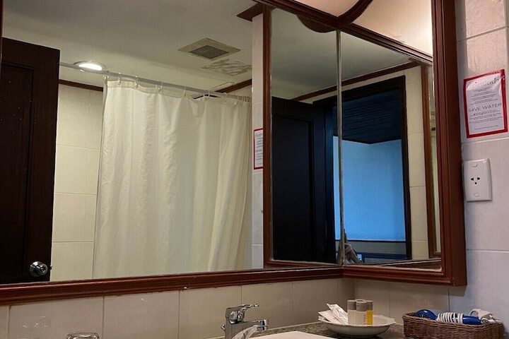 Room 6 of 9