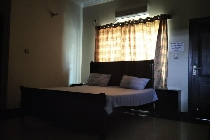 Room 4 of 25