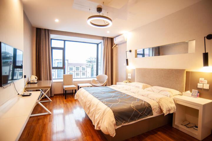 Room 5 of 9