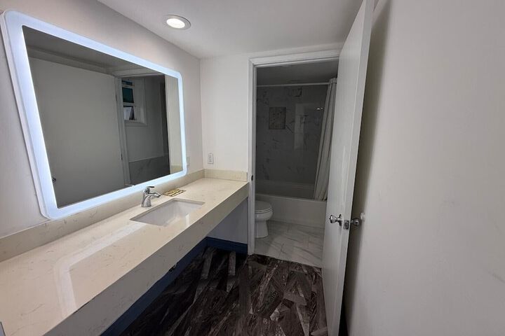 Business Single Queen Bed (6 of 16)