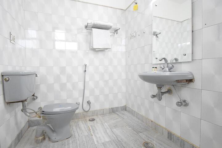 Room 4 of 32