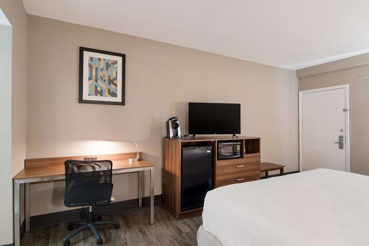 1 King Bed (12 of 15)