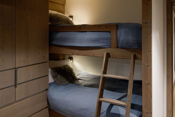 Room 53 of 146