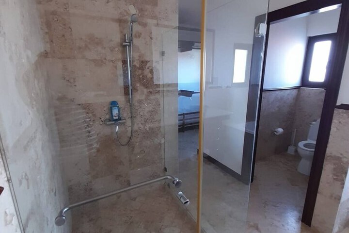 Room 115 of 171