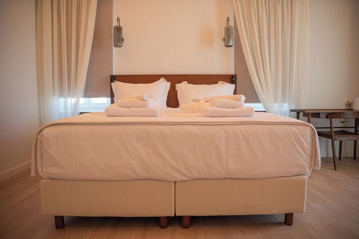 Room 33 of 182