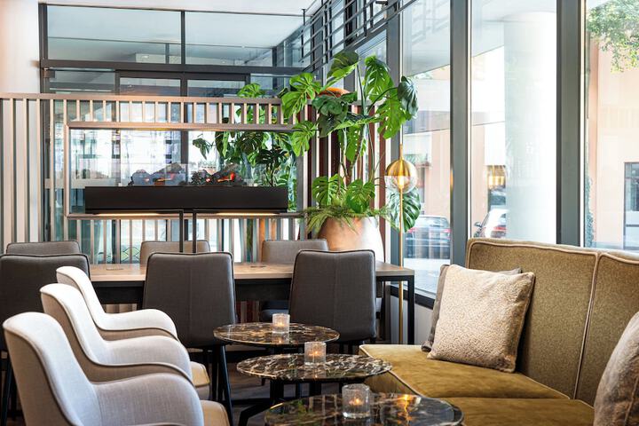 Entrance & Lobby