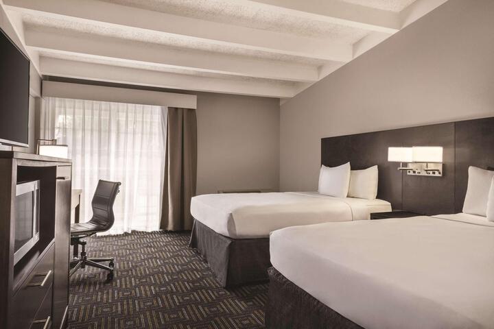 2 Queen Beds (8 of 12)
