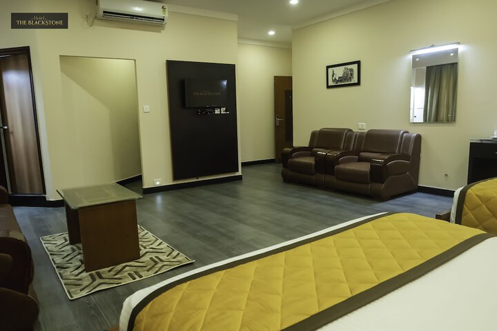 Room 9 of 16