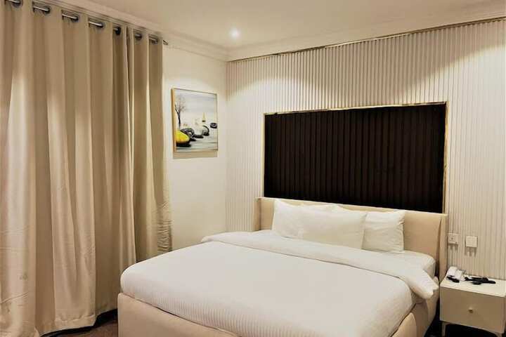Room 10 of 68