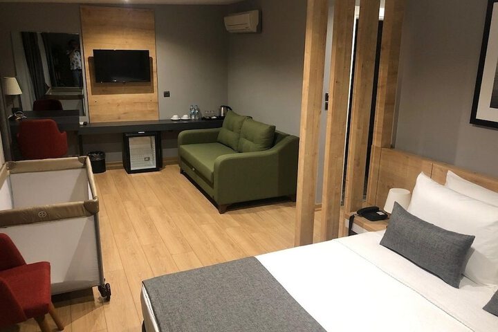 Room 6 of 28