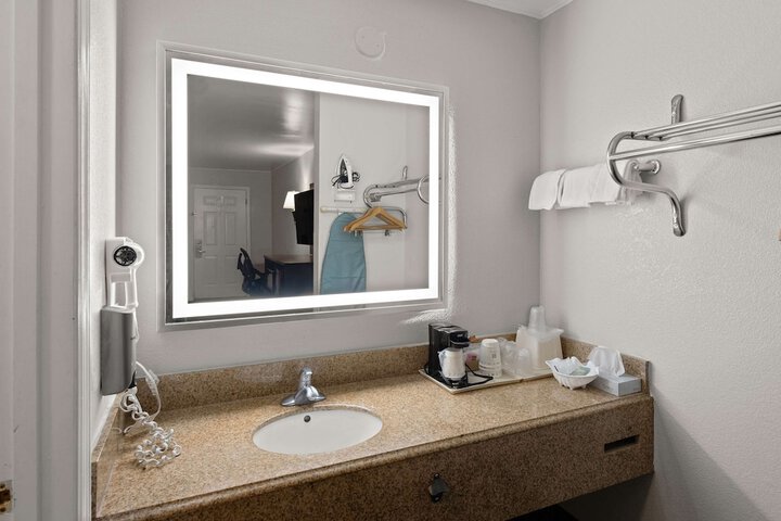 2 Queen Beds High Speed Internet Accessible Microwave and Refrigerator, Coffee Maker Iro (4 of 9)