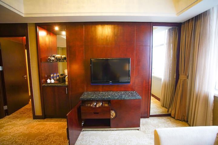 Room 8 of 33
