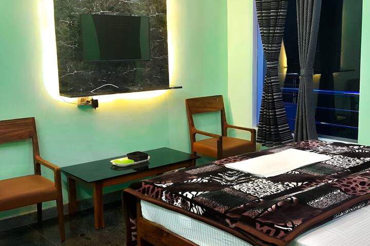 Room 4 of 18