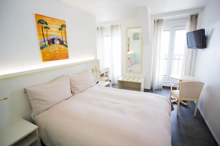 Room 6 of 63