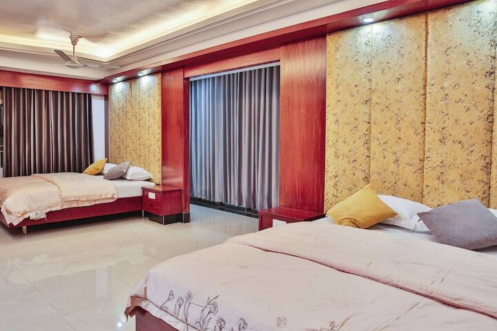 Room 9 of 32