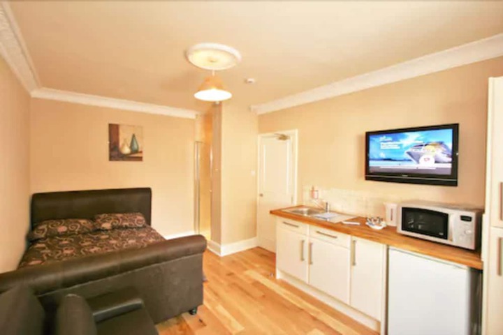 Room 2 of 28