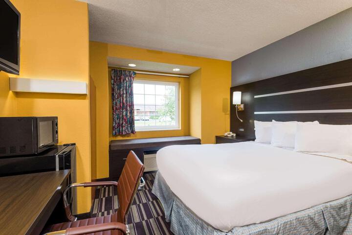 1 Queen Bed Accessible Room (15 of 21)