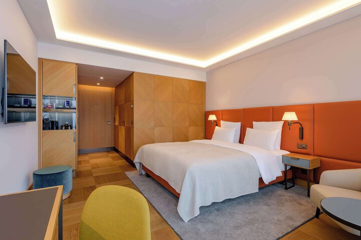Room 10 of 42