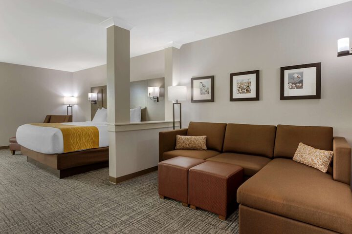 1 King Bed Bathtub Accessible (16 of 24)
