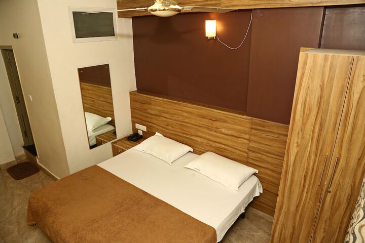 Room 11 of 32
