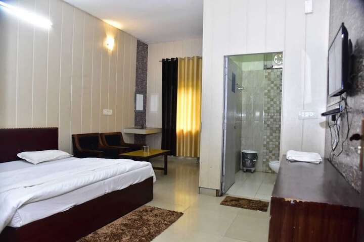 Room 3 of 8