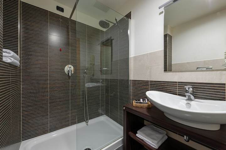 Room 10 of 25