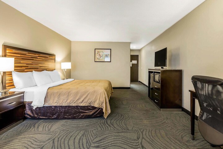 Standard King Bed Accessible (2 of 14)