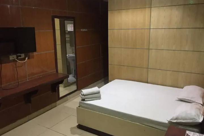 Room 2 of 10