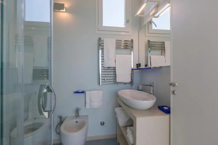 Room 7 of 11