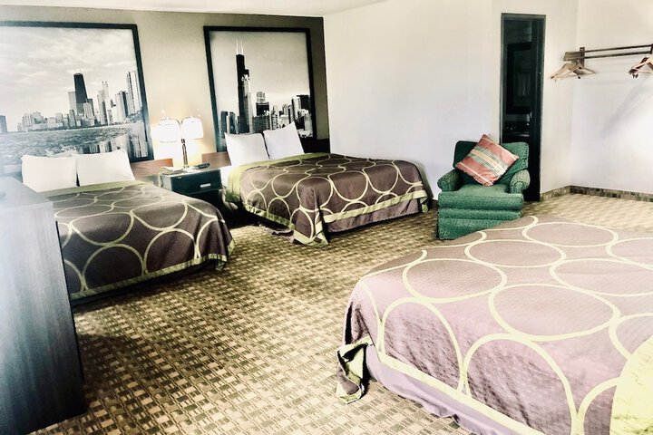 1 Queen Bed (10 of 19)