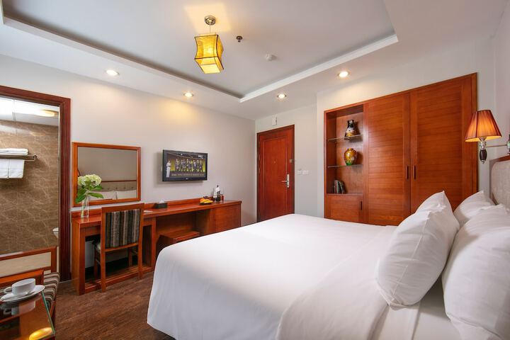 Room 6 of 83