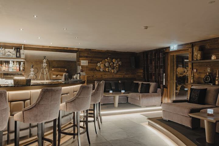Lounge 81 of 90