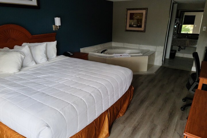 1 King Bed (18 of 19)