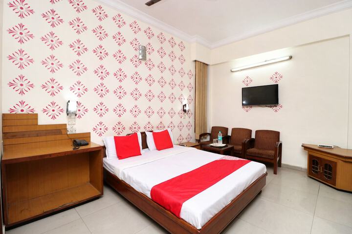 Room 4 of 12