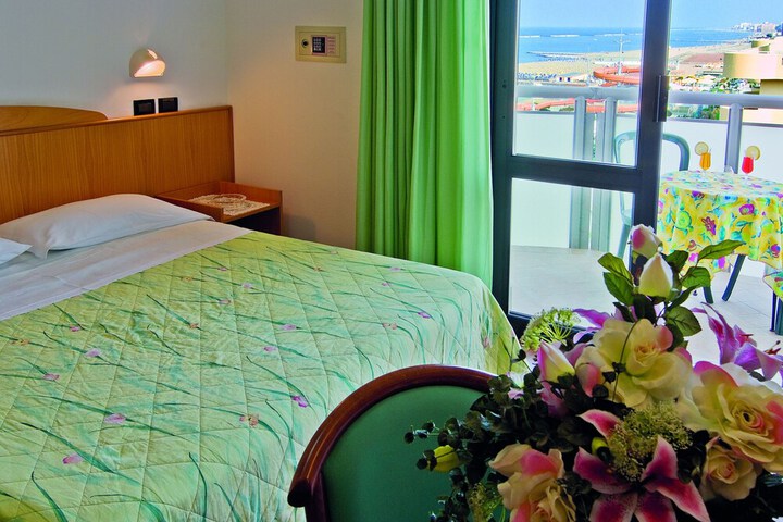 Room 17 of 28