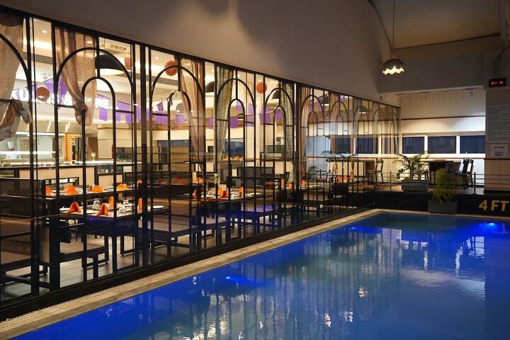 Hotel Pool