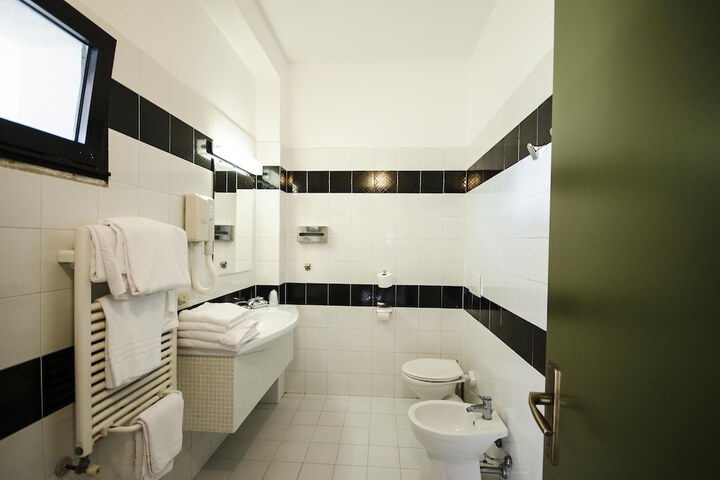 Room 32 of 87