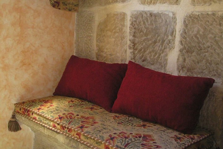 Room 28 of 77